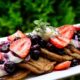 Zdrave američke palačinke bez glutena sa kremom i bobičastim voćem – besglutenske američke palačinke sa vegan kremom