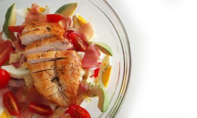 Brza letnja salata sa piletinom i avokadom za zdrav obrok