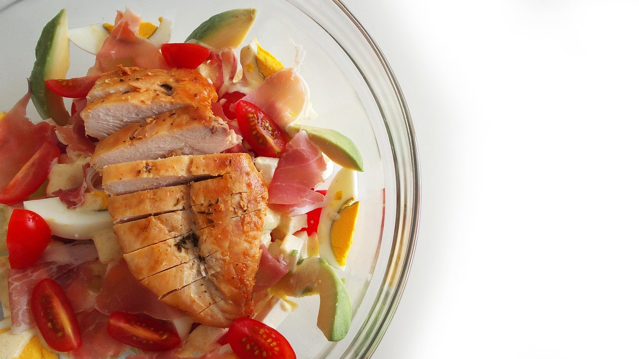Brza letnja salata sa piletinom i avokadom za zdrav obrok