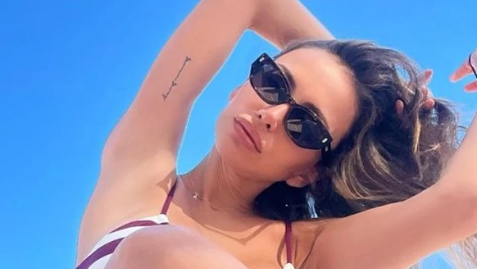 Emina Jahović pokazala nežnu stranu na plaži: Ogrlica sa slovom Y privukla pažnju