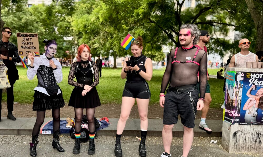 Potraga za osumnjičenim za napad vozilom na LGBT+ paradu u Berlinu – napad na LGBT paradu u Berlinu