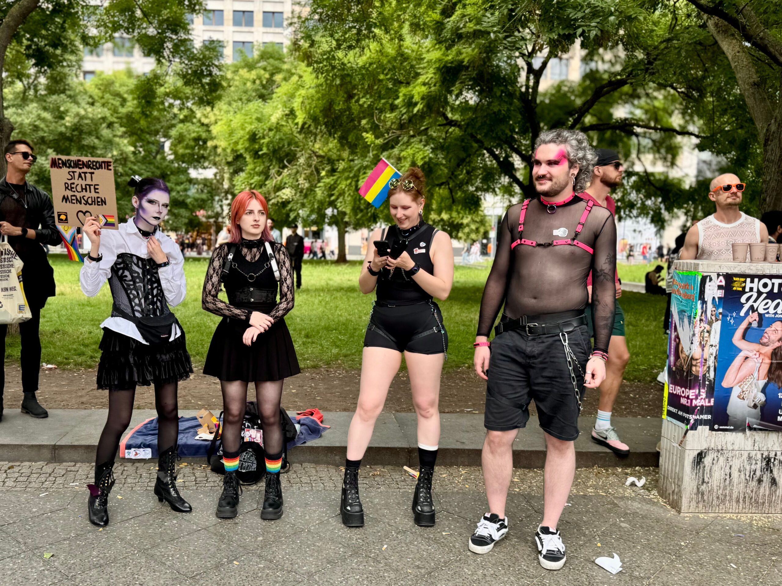 Potraga za osumnjičenim za napad vozilom na LGBT+ paradu u Berlinu – napad na LGBT paradu u Berlinu