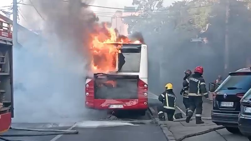 Požar zahvatio autobus gradskog prevoza u Ulici Mite Ružića, nema povređenih – požar na autobusu