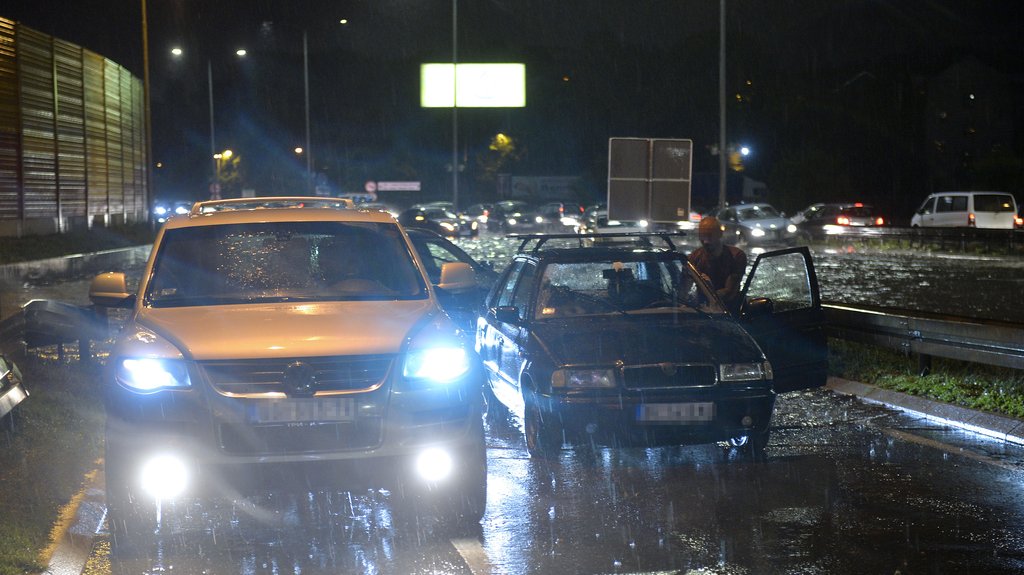 Promenljivo vreme u Srbiji danas otežava vožnju tokom letnjeg saobraćajnog špica