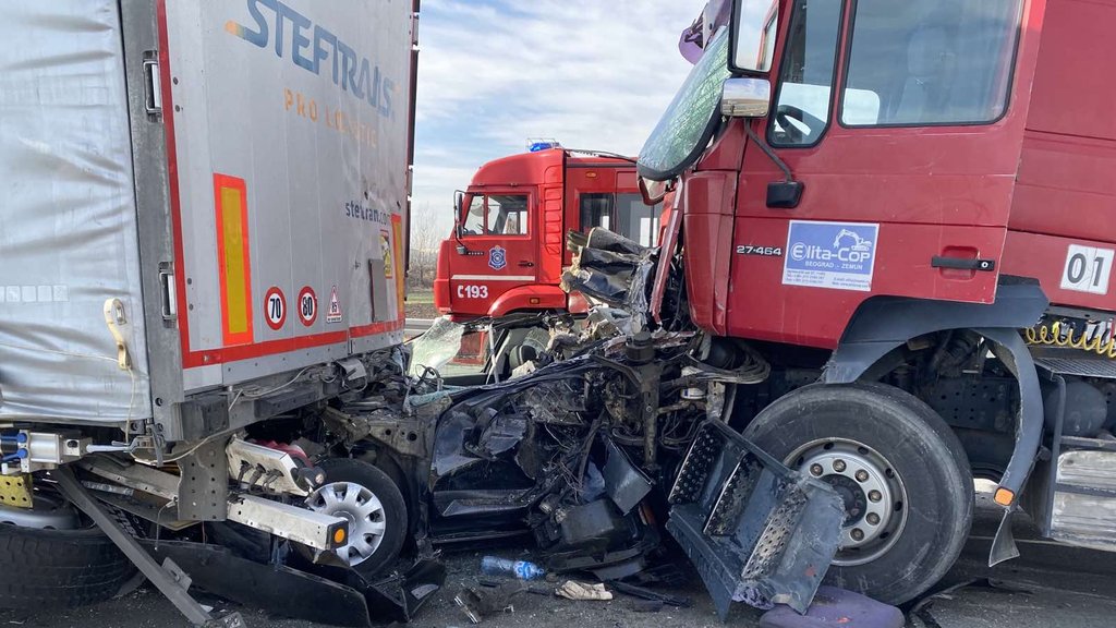 Direktan sudar kamiona i automobila kod Šimanovaca, saobraćaj obustavljen
