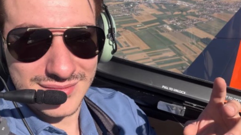 Muhamed Muki Bešić iznenadio pesmom u avionu: Keba javno pohvalio njegov talenat – Muki Bešić pesma u avionu