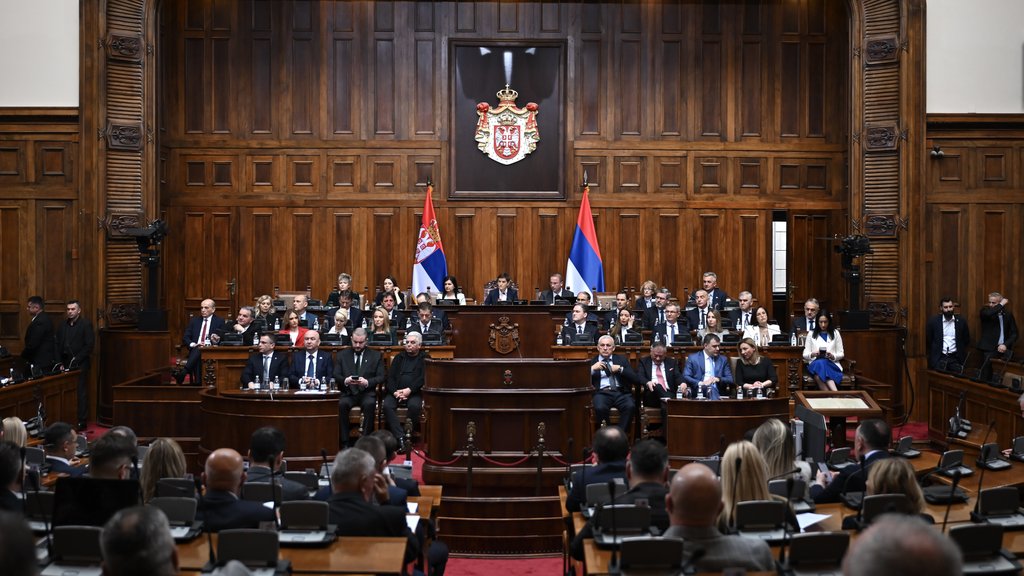 Narodna skupština raspravlja o nepoverenju Vladi Srbije na vanrednoj sednici – glasanje o nepoverenju Vladi Srbije