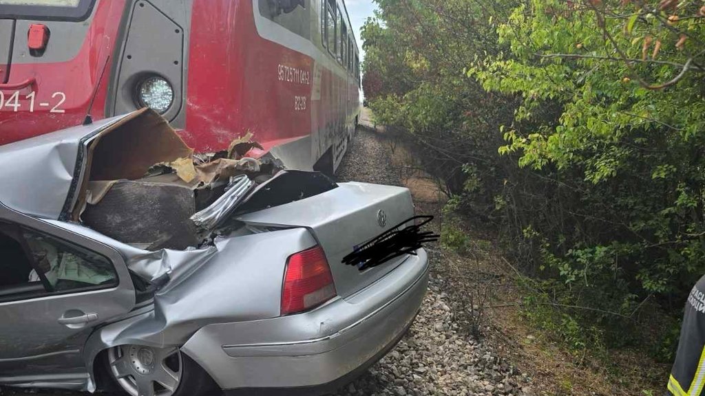 Voz udario automobil na prelazu kod Odžaka, poginuli majka i dete – nesreća kod Odžaka