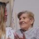 Draginja Radanović u emotivnom zagrljaju sa snajkom Jelenom na rođendanu