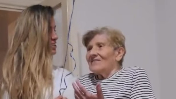 Draginja Radanović u emotivnom zagrljaju sa snajkom Jelenom na rođendanu