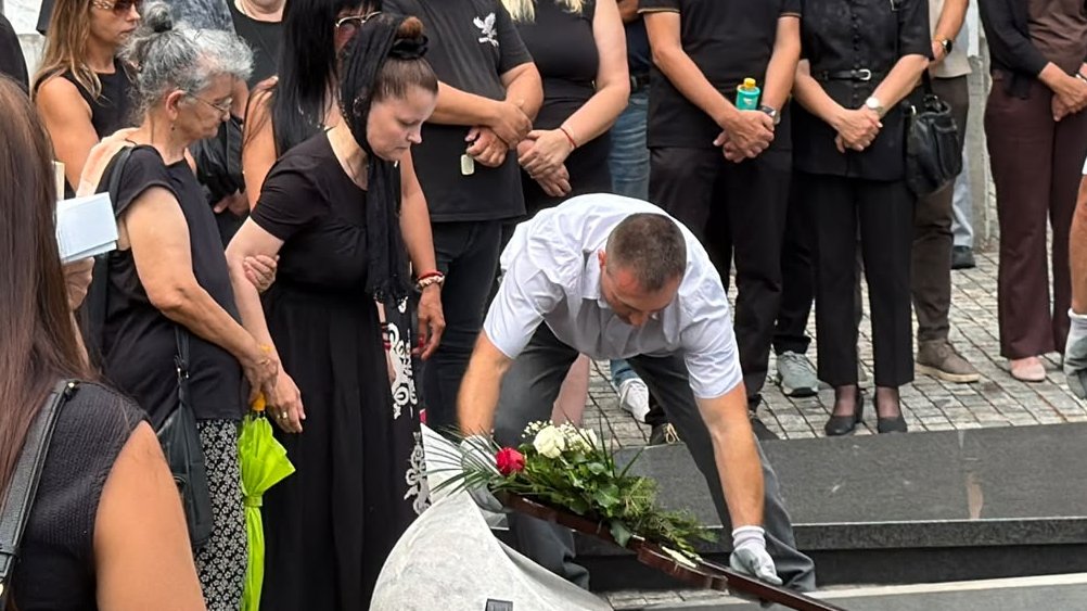 Mala Cana na grobu Andrije Bajića: emotivan susret izazvao buru tokom sahrane Olivere Katarine – sahrana Olivere Katarine