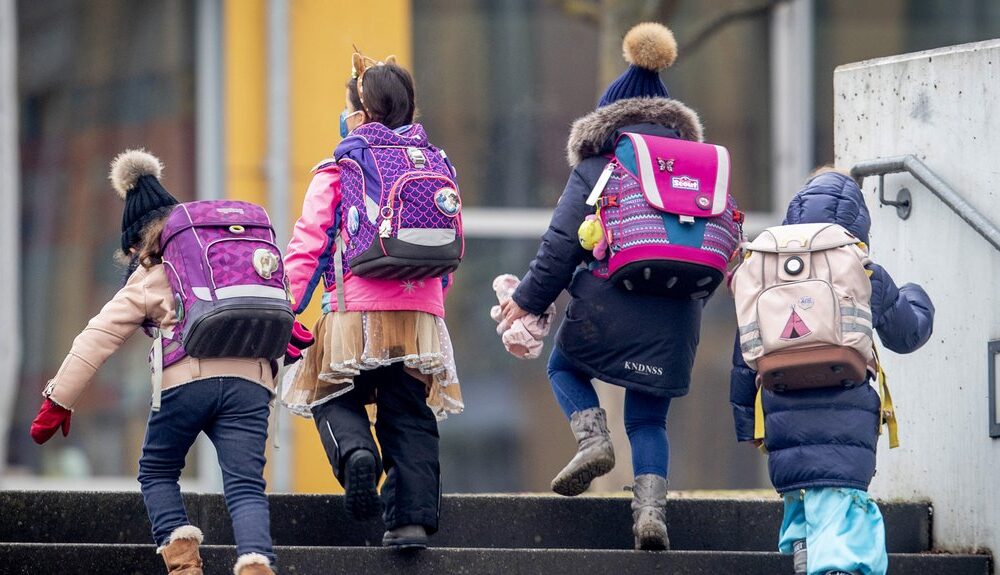 Ministarstvo prosvete obezbedilo besplatne udžbenike za 96.000 osnovaca – besplatni udžbenici