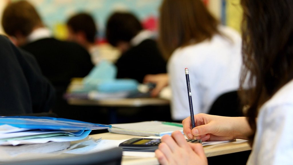 Ministarstvo prosvete obezbeđuje besplatne udžbenike za 96.000 osnovaca – besplatni udžbenici za osnovce