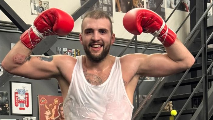 Veljko Ražnatović trenira sinove u bokserkom ringu u dvorištu porodične kuće – bokserki ring u Titelu