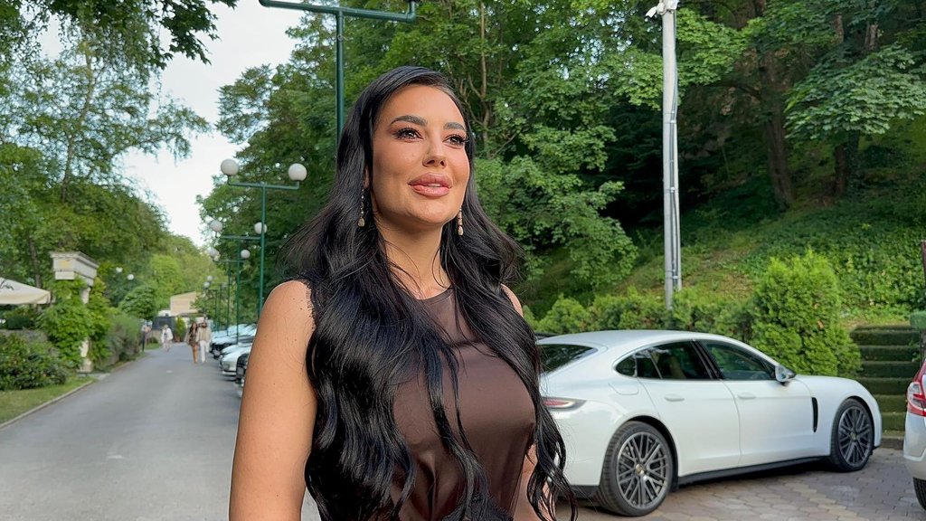Katarina Grujić preživela ujed pitona na snimanju spota: Ekipa u panici napustila set