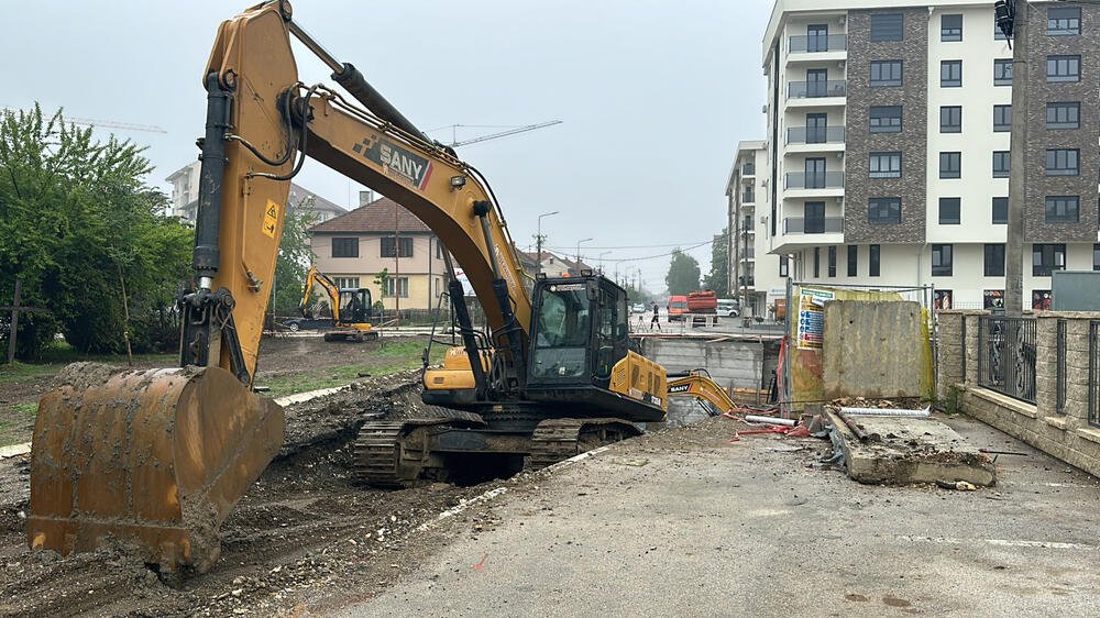 Nesreća na gradilištu u Aleksincu, konstrukcija pala, kamion završio u provaliji