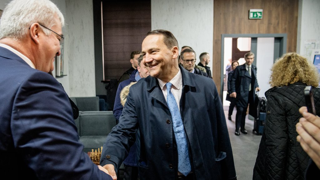 Poljski ministar Sikorski: Prodaja zlatnih rezervi Rusije signalizira manjak resursa