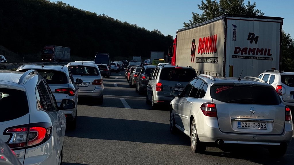 Saobraćajna nezgoda na auto-putu Beograd-Niš, vozila u koloni zbog prevrnutog kombija