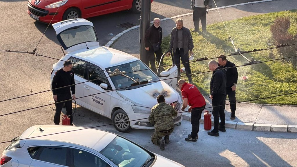Požar zahvatio tri automobila na Novom Beogradu, pričinjena značajna materijalna šteta – požar na Novom Beogradu