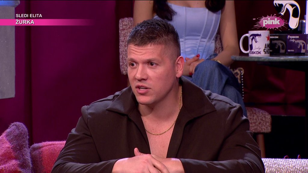 Sloba Radanović otkrio neprijatnost na nastupu: Fan ga pogodila čizmom u glavu – devojka gađala Slobu čizmom