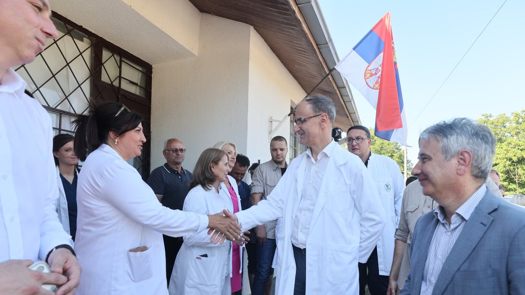 Vlada Srbije realizovala obnovu ambulante i izgradnju puta u selu Rataje kod Vranja – Vlada Srbije Rataje