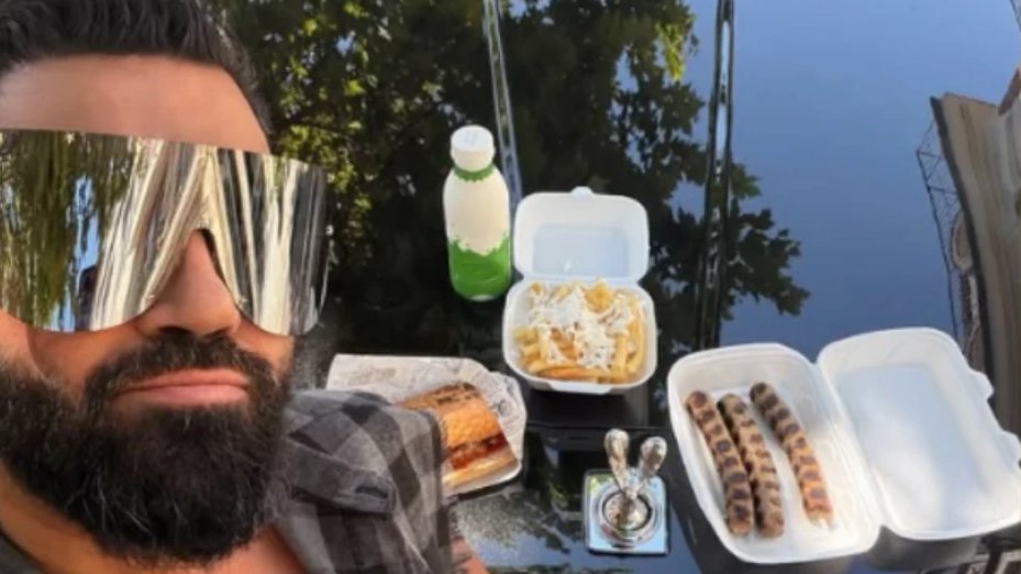 Azis poslužio ručak na haubi luksuznog Rols Rojsa i iznenadio fanove – ručak na Rols Rojsu