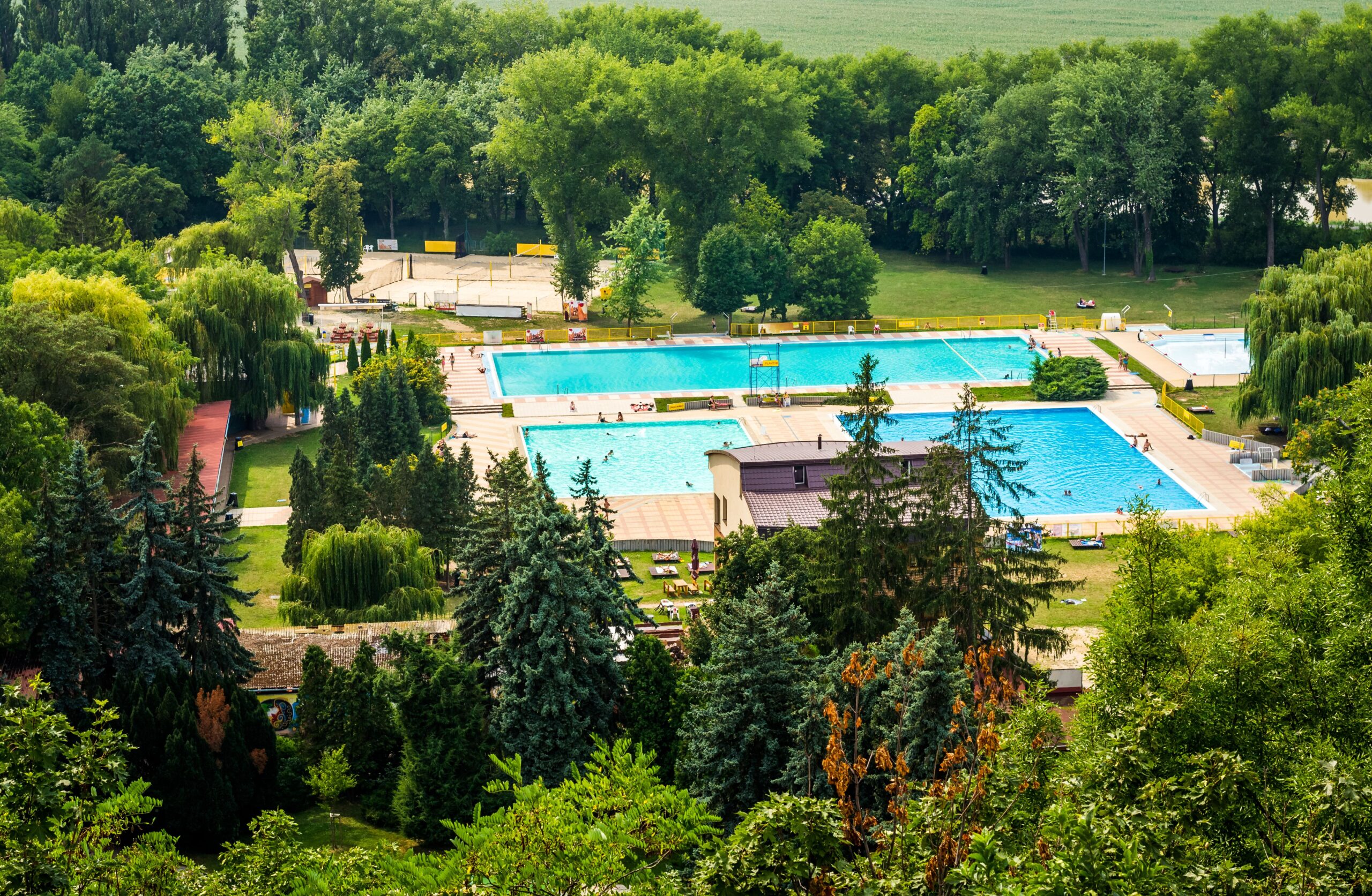 Par uhapšen zbog nedoličnog ponašanja u bazenu u gradu Vako, prisutna deca – nedolično ponašanje u Vako