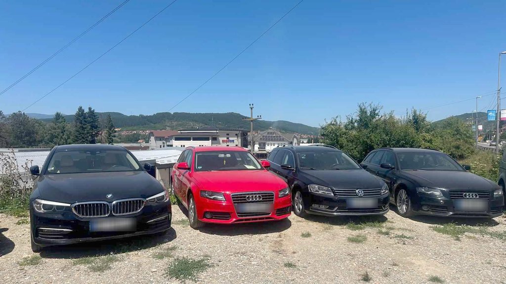 Policija privremeno oduzela 52 vozila na auto-placevima u Novom Pazaru, uhapšeno petoro osumnjičenih – oduzeta vozila Novi Pazar