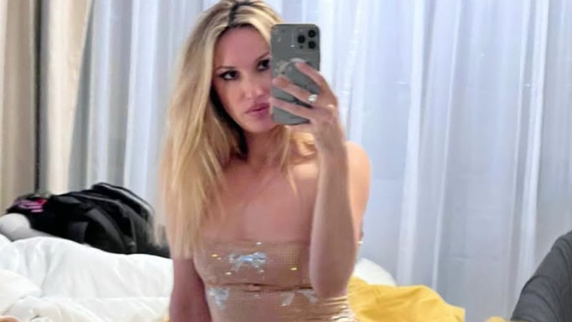 Rada Manojlović pokazala prirodan izgled na Instagramu, fanovi oduševljeni fotografijom sa plaže – Rada Manojlović u zagrljaju mišićavog muškarca