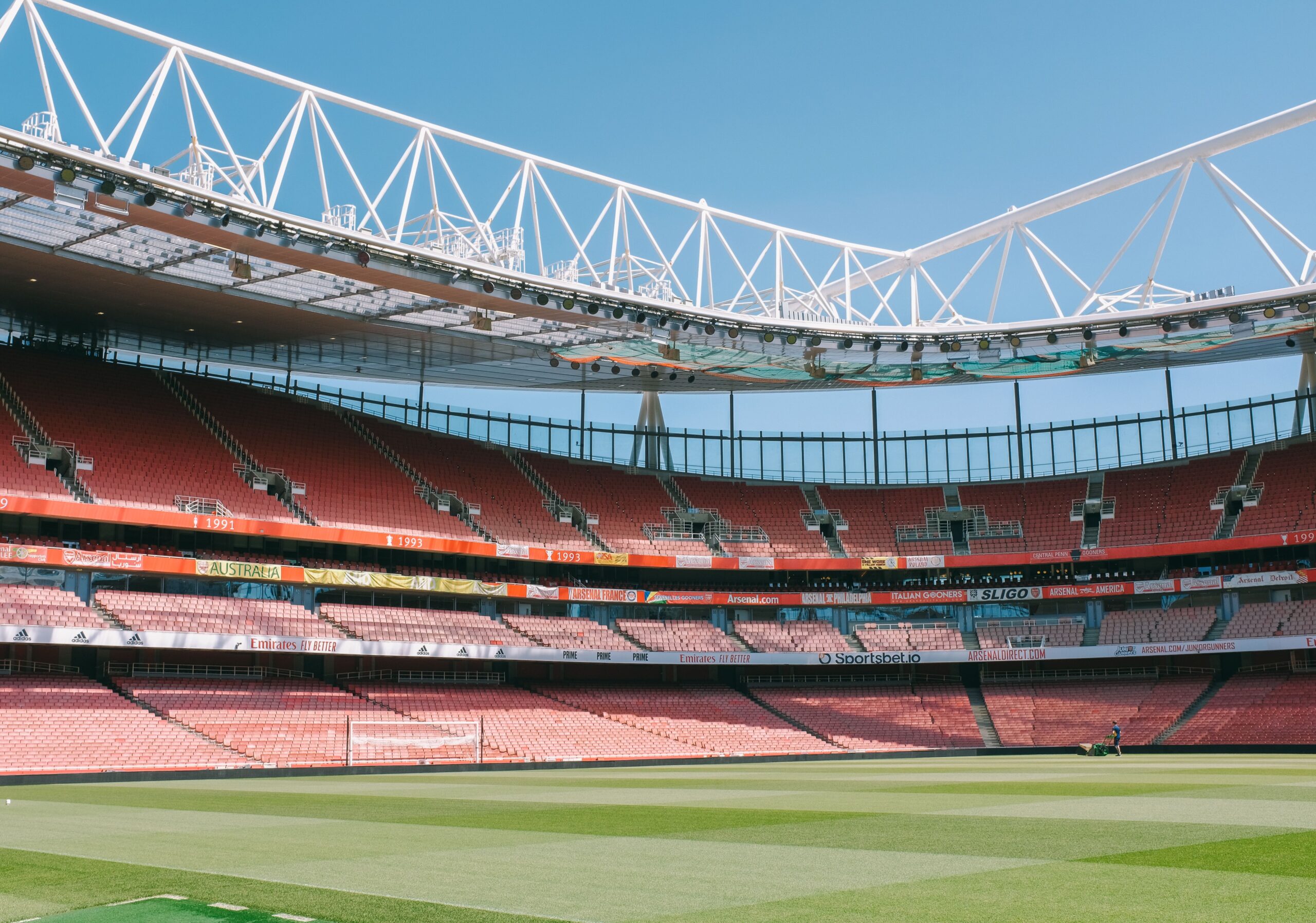 Rajo Valjekano nastavlja restauraciju stadiona dok Madrid vrši pritisak