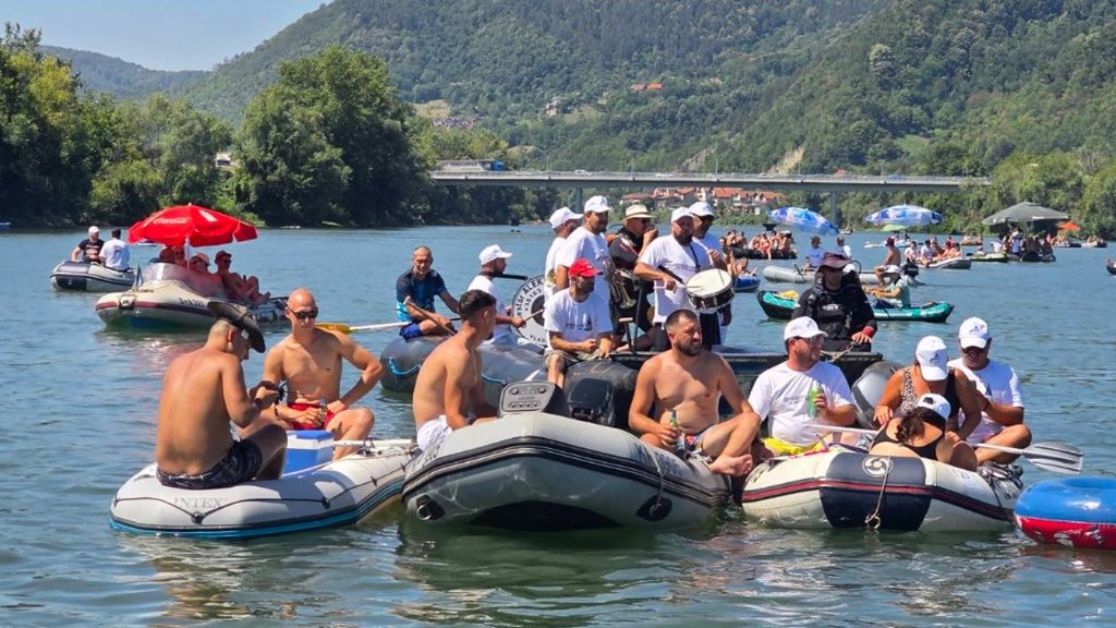 Drinska regata okupila 2.000 učesnika na 230 čamaca između Malog Zvornika i Loznice