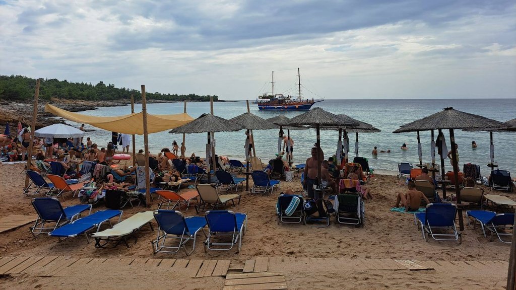 Muškarac i devojčica spaseni iz talasa na plaži Golden Bič na Tasosu – incident na Golden Biču