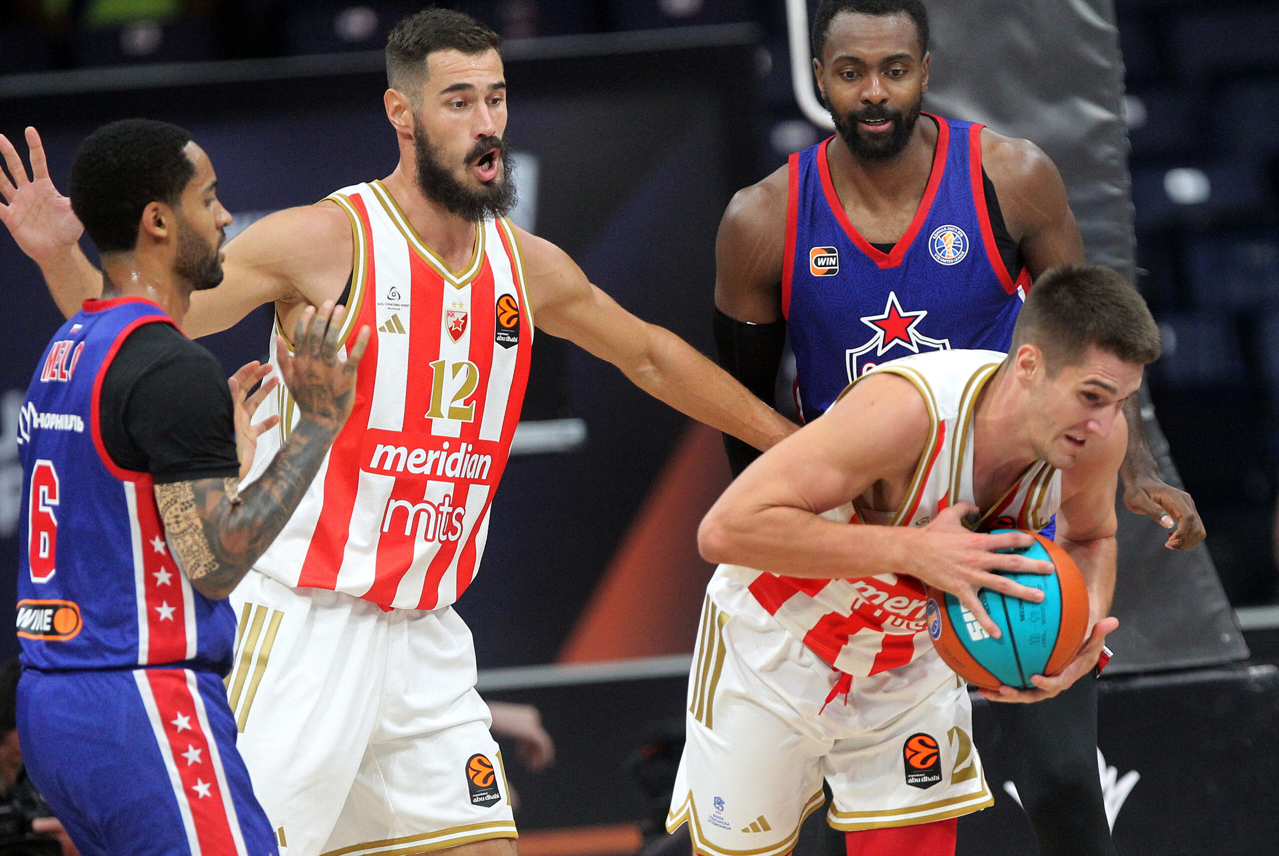 Navijači CSKA iz Moskve pružaju podršku Partizanu pred meč protiv Tobola u Ligi konferencija