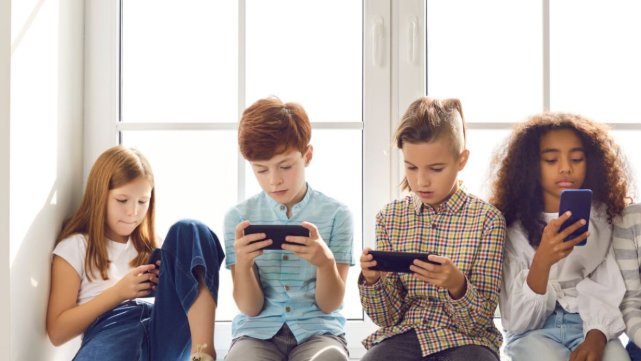 Prekomerno vreme pred ekranima povezano sa razvojem simptoma virtuelnog autizma