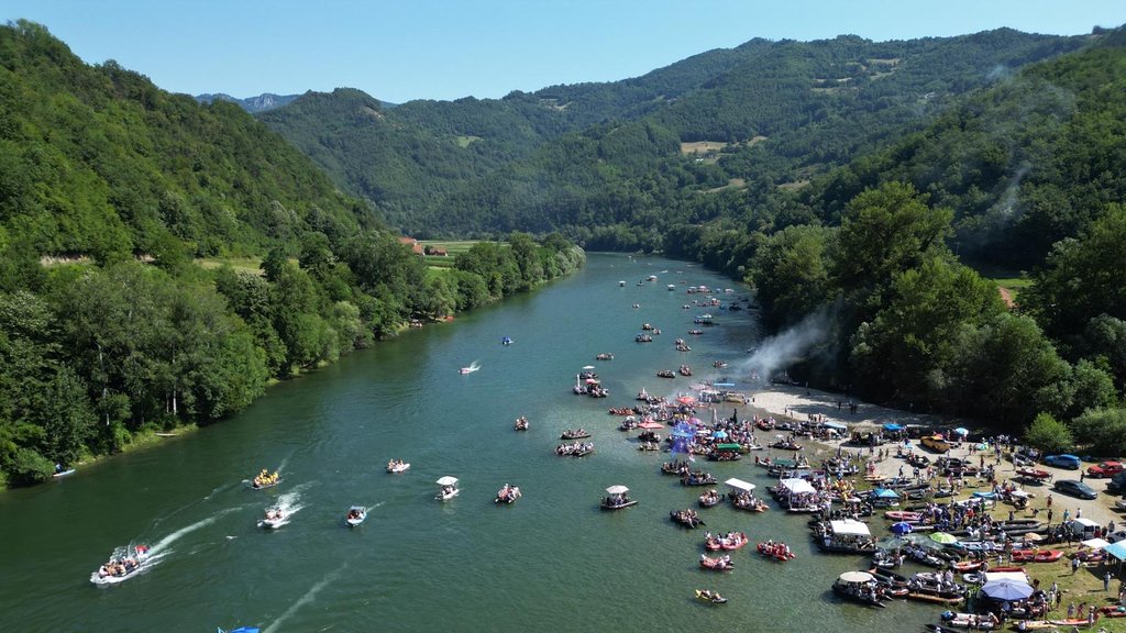 Regata 'Drina je samo jedna' spaja tri grada na plovidbi od Malog Zvornika do Banje Koviljače – regata Drina je samo jedna