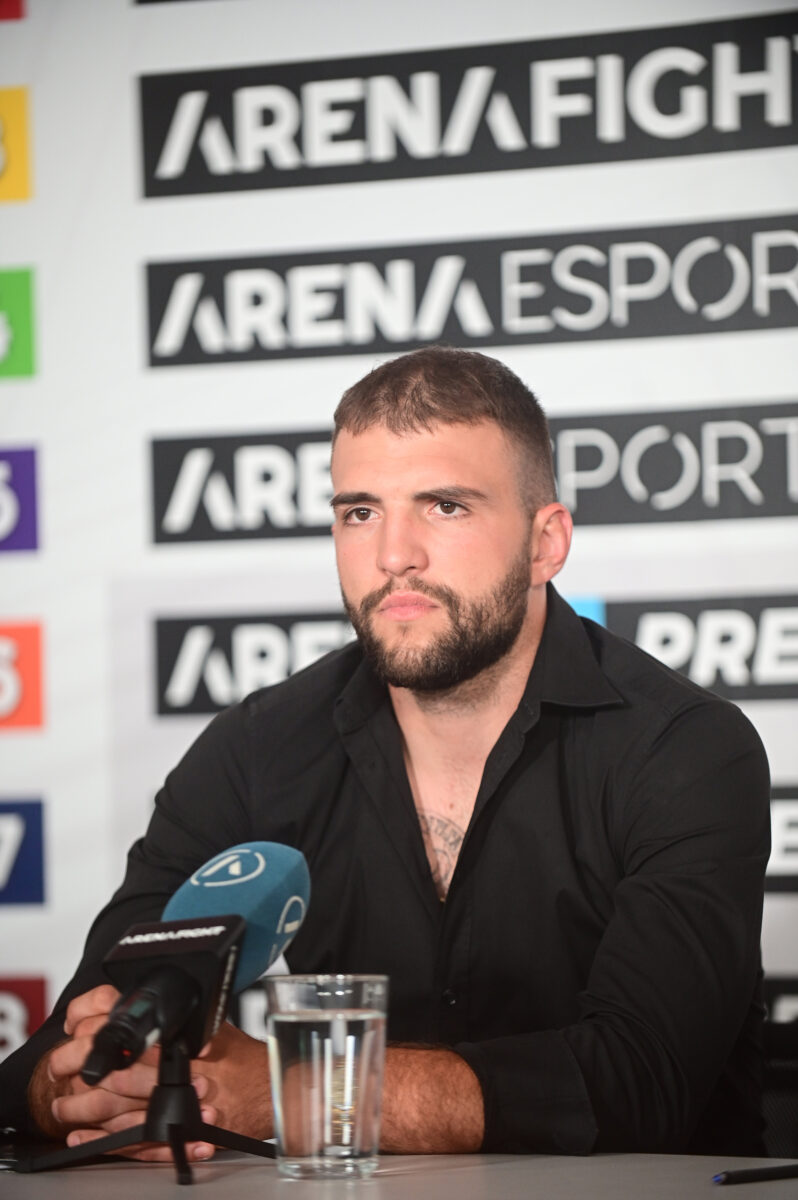 The press conference on the occasion of the signing of new contracts by Sara Cirkovic, Veljko Raznatovic and Jovan Nikolic with the Balkan Boxing promotion was held at the Arena Channels Group premises. Konferencija za medije povodom potpisivanja novih ugovora Sare Cirkovic, Veljka Raznatovica i Jovana Nikolica sa Balkan Boxing promocijom, odrzana je u prostorijama Arena Channels Group.