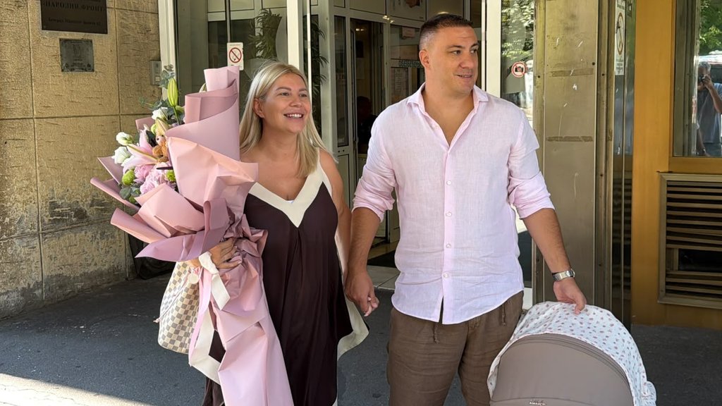 Dea Đurđević napustila porodilište sa ćerkicom Iris, suprug Lazar uz njih