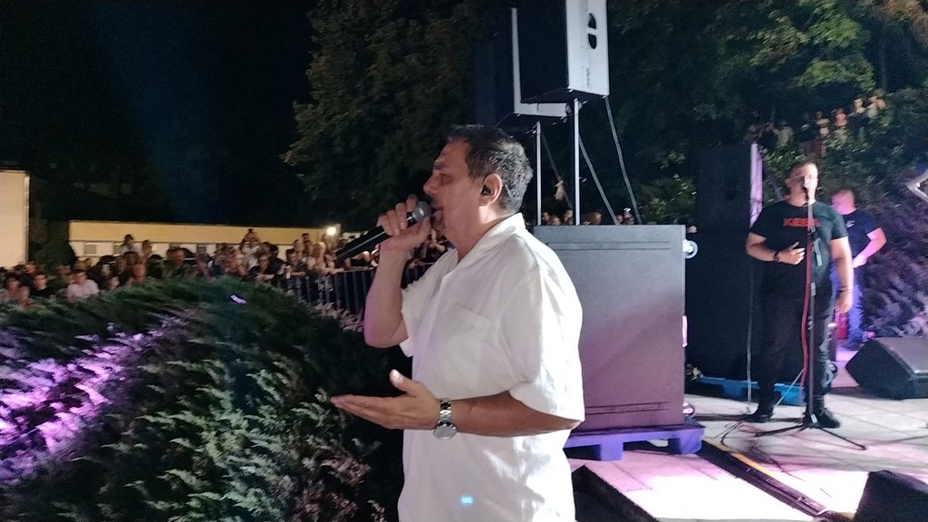 Dragan Kojić Keba priredio spektakl u Niškoj banji, publika pevala uglas – Kebin koncert u Niškoj banji
