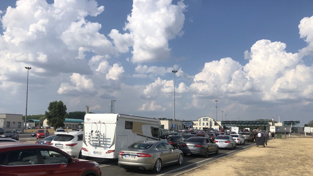 Gužve na graničnim prelazima širom Srbije uz višesatna čekanja putnika