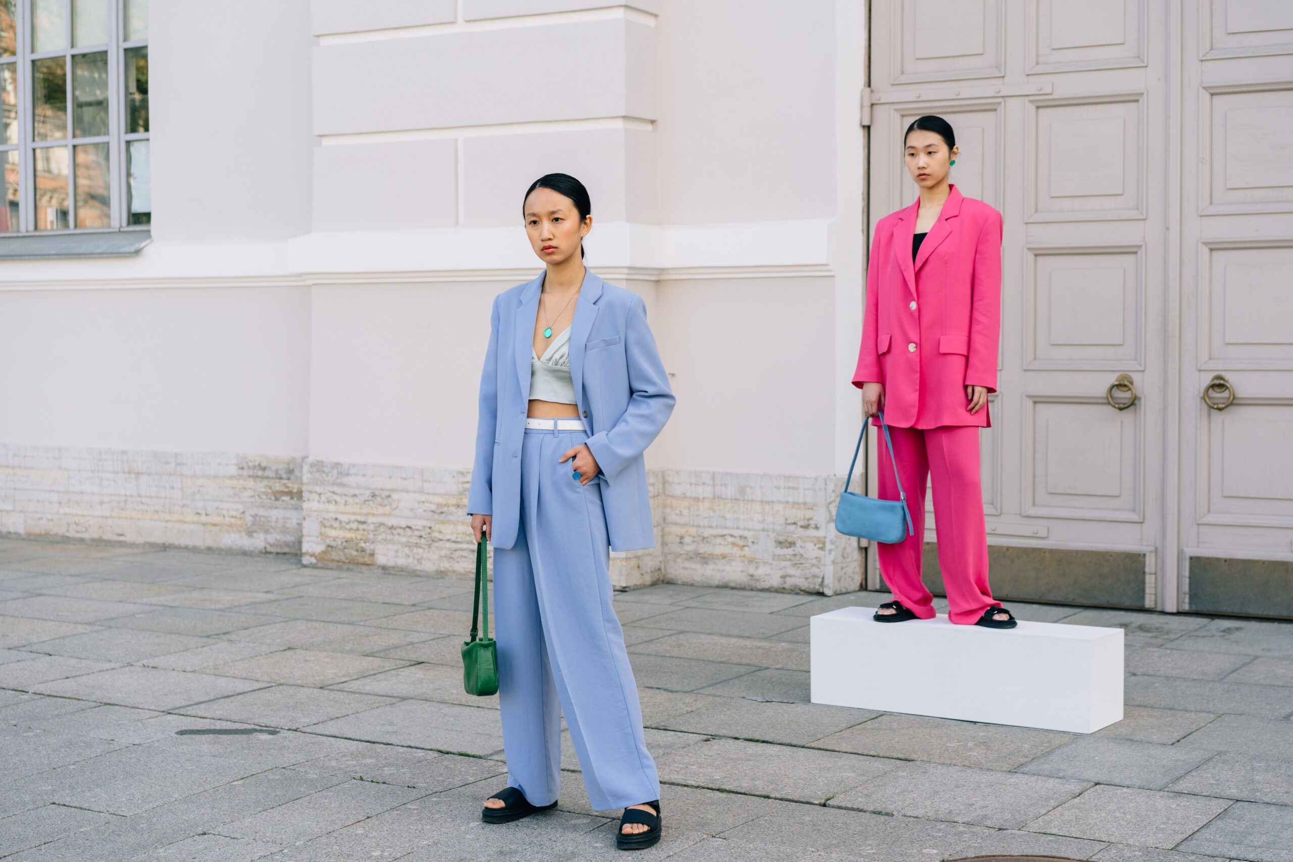 Kako boje definišu minimalistički i maksimalistički stil u modi – minimalistička moda boje