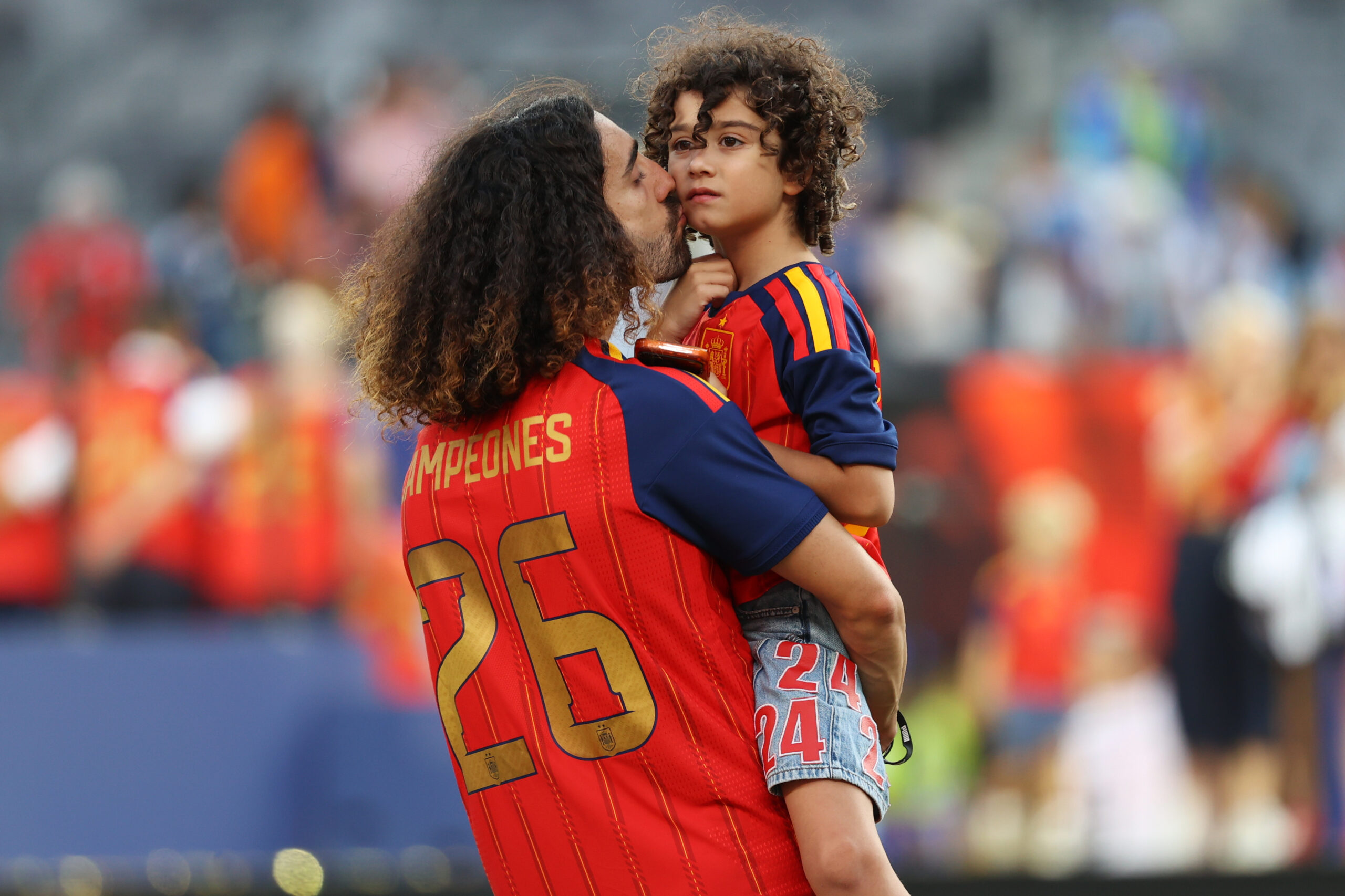 Marc Cucurella pokazao veliku humanost prema poštaru iz Horshama – Marc Cucurella Horsham medalja