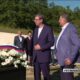 Predsednik Vučić položio venac na Petrovačkoj cesti u znak sećanja na stradale Srbe – Vučić na Petrovačkoj cesti
