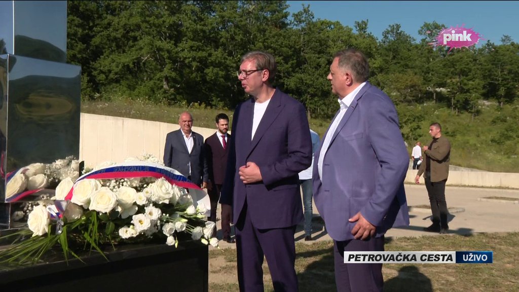 Predsednik Vučić položio venac na Petrovačkoj cesti u znak sećanja na stradale Srbe – Vučić na Petrovačkoj cesti