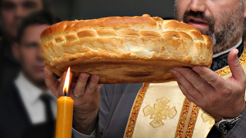 Sveštenik objašnjava pušenje cigareta za slavskom trpezom i značaj vaspitanja gostiju
