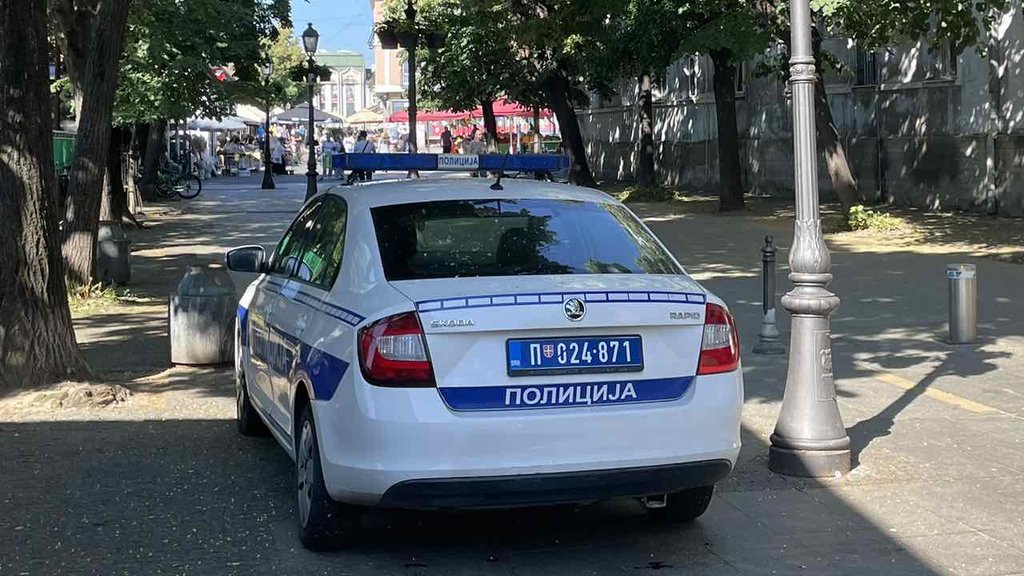 Ukraden automobil u Sremskoj Mitrovici, policija traga za vozilom – krađa automobila u Sremskoj Mitrovici