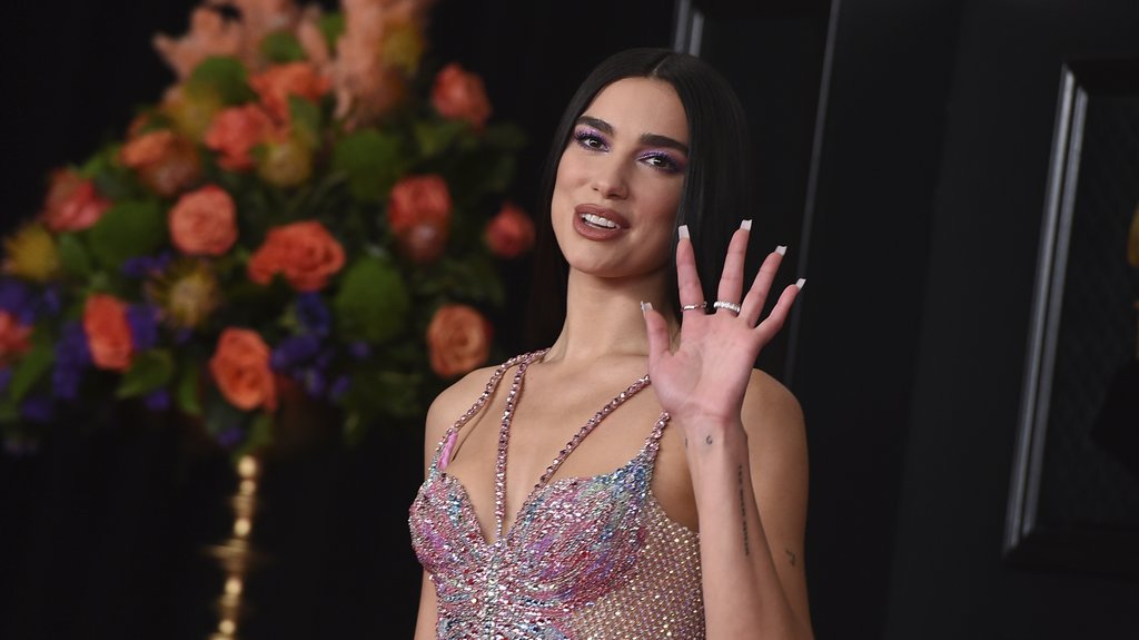 Dua Lipa izazvala raspravu: Pevačica snimljena dok jede pljeskavicu, usledile reakcije – pljeskavica na društvenim mrežama