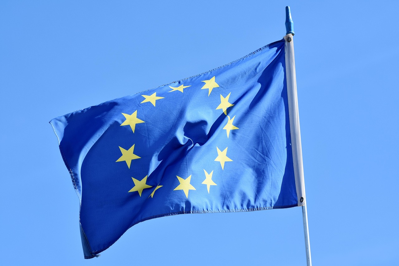 EU uvodi nova pravila o transparentnosti veštačke inteligencije za veću sigurnost korisnika (VIDEO)