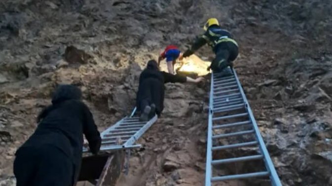 Mališan spasavan sa litice kod manastira Preobraženje uz brzu intervenciju vatrogasaca – spasavanje mališana sa litice