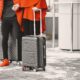 Najudobniji slojevi za putovanje avionom: Kardigani i džemperi za svaku priliku – putovanje avionom moda