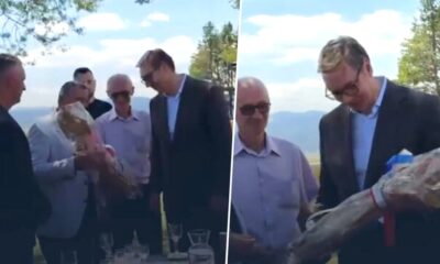 Predsednik Vučić dobio gusle na poklon tokom posete Kupresu